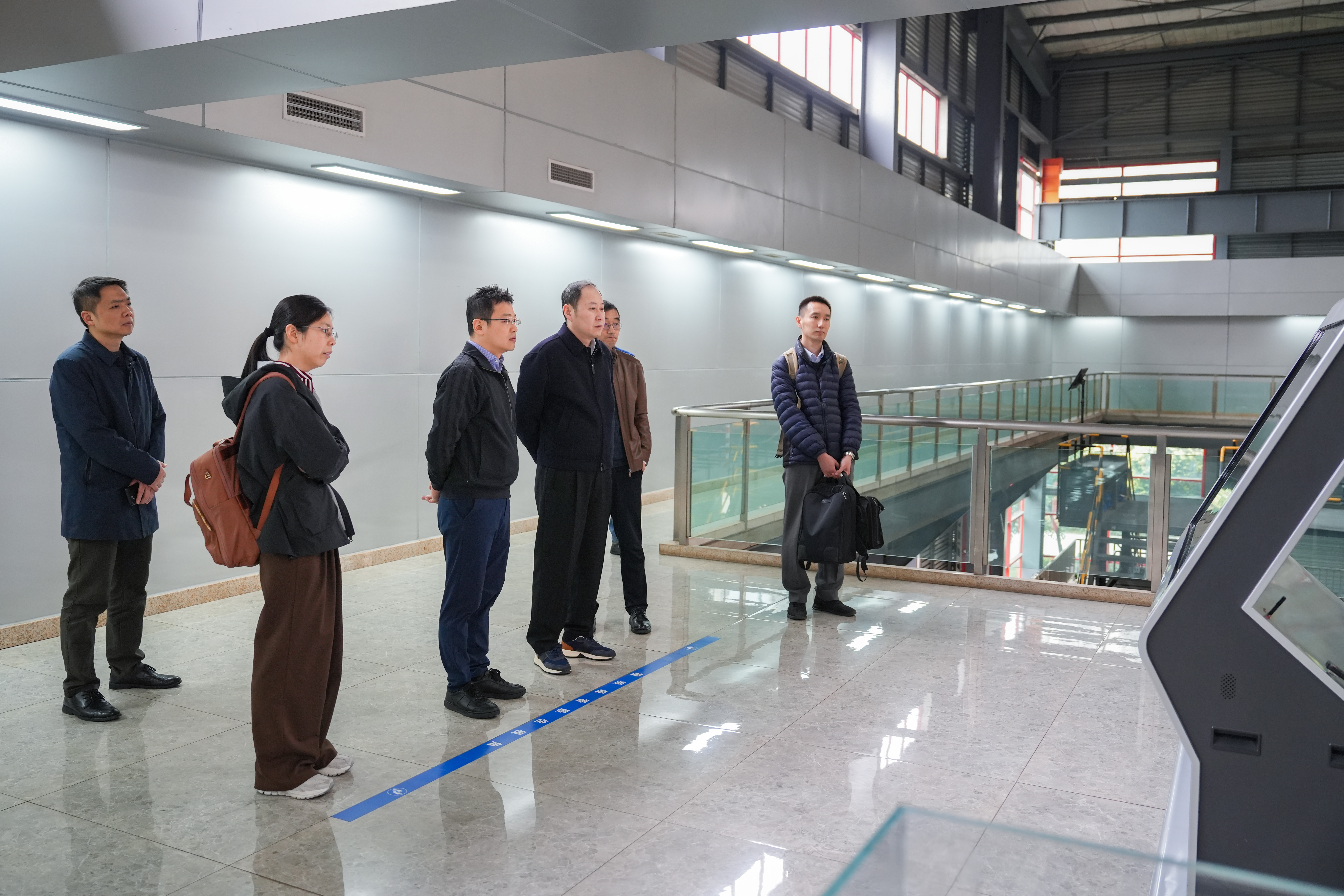 中信環(huán)境黨委委員、副總經(jīng)理王松一行到三峰環(huán)境集團(tuán)考察交流